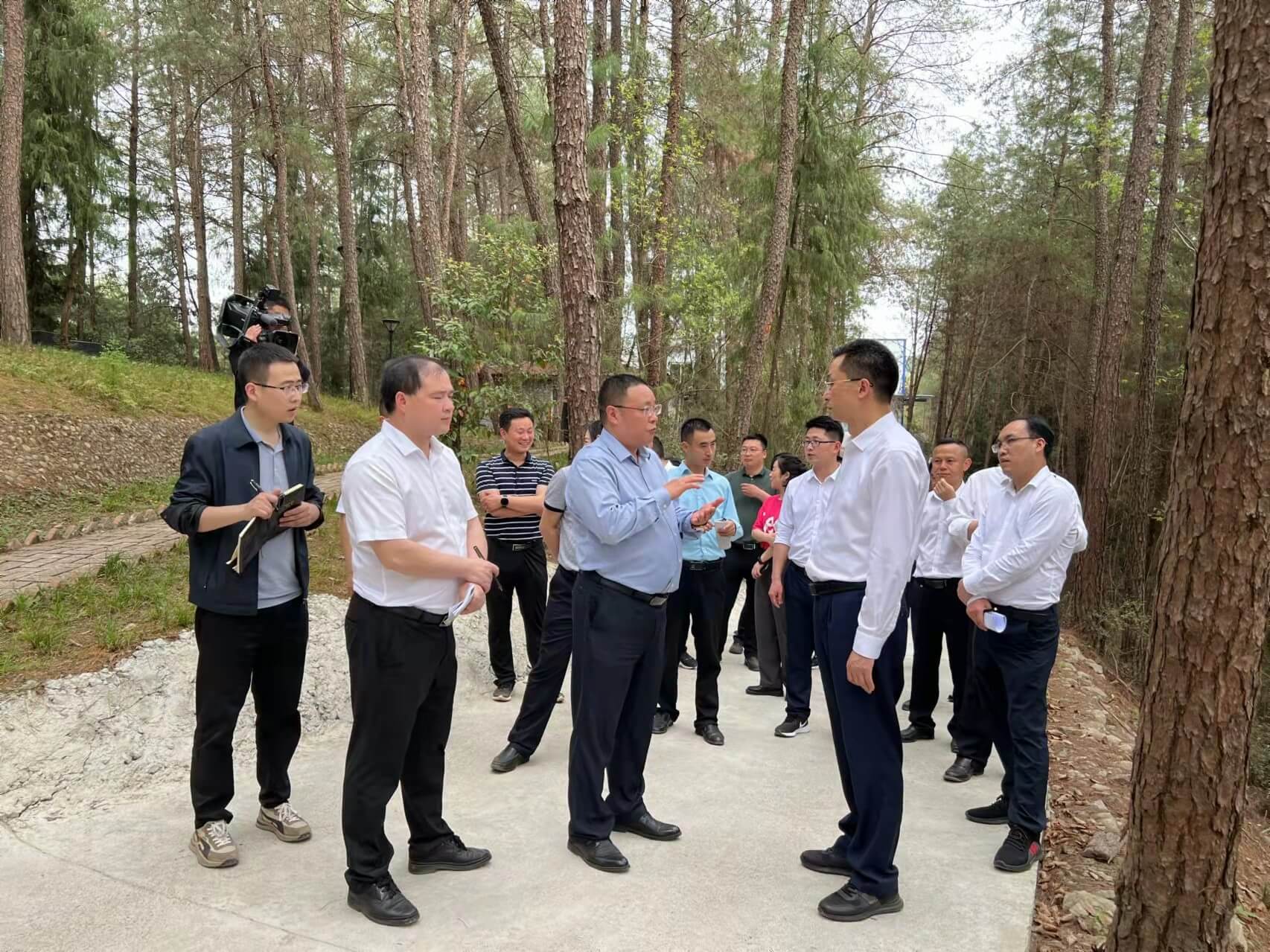 通江縣縣委書記李玉甫帶領發改、財政、經信等部門負責人等一行來公司調研